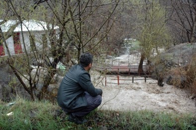 Debisi Yükselen Zap Suyu Birçok Köprüyü Yerinden Söktü