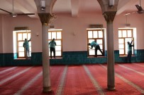 HÜKÜMLÜLER - Hükümlüler Cami Temizledi