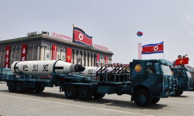 Kuzey Kore, Dev Törende Uzun Menzilli Füzelerini Sergiledi