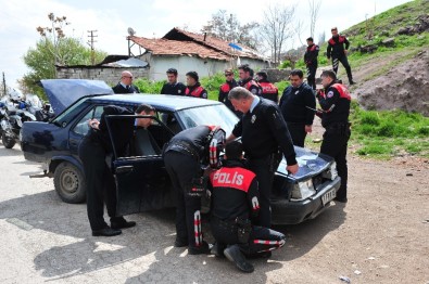 Polisin 'Dur' İhtarına Uymayan Otomobil Terk Edilmiş Halde Bulundu