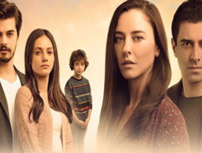 Ünlü oyuncunun dizi setinde silikonları patladı!