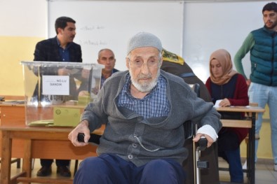 93 Yaşında, Tekerlekli Sandalyeyle Oy Kullandı