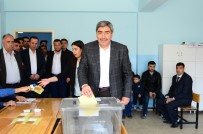 MİLLET İRADESİ - Ak Parti İl Başkanı Özkeçeci Oyunu Kullandı
