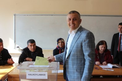 AK Parti Konya İl Başkanı Arat, Oyunu Kullandı