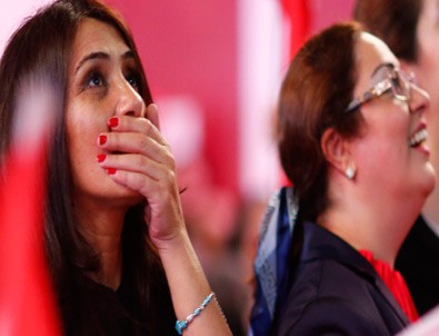 Almanya'da sonuçları gören CHP'liler ağlamaya başladı