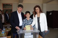 YEŞILBAYıR - Başkan Türel Oyunu Kullandı