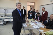 DÜNDAR TAŞER - Belediye Başkanı Mehmet Tahmazoğlu, Oyunu Kullandı