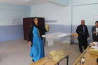 ŞEHİT YÜZBAŞI - Beytüşşebap'ta Yöresel Kıyafetle Sandıkta Oy Kullandılar