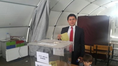 Depremzedeler Çadırlarda Oy Kullandı