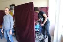 ALI AKÇA - Doğuştan Kas Hastası Seçmen Tekerlekli Sandalyesi İle Oy Kullanmaya Gitti