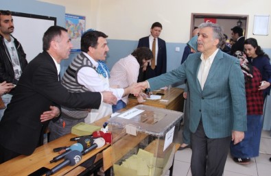 Eski Cumhurbaşkanı Gül, Oyunu Eşi İle Birlikte Beykoz'da Kullandı