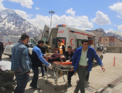 Hakkari'de yaralanan 8 askerin tedavisi sürüyor