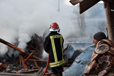 Kastamonu'da 1 Ev Ve Samanlık Kül Oldu