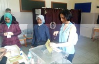 ZEHRA ÇILINGIROĞLU - Hülya Avşar'ın kızı Zehra'nın ilk oy şaşkınlığı