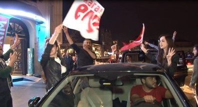 Taksim'de 'Evet' Kutlaması