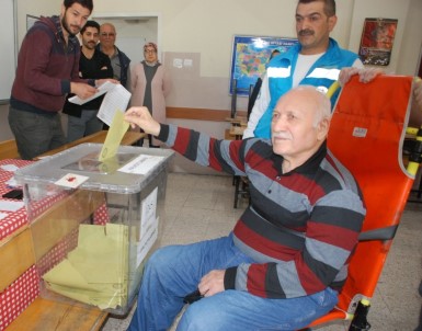 Tokat'ta Yatalak Hasta Sedyede Oy Kullandı