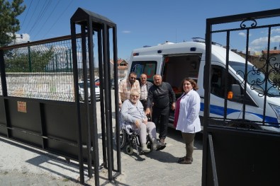 Yürüme Engelli Vatandaş, Ambulansla Oy Kullanmaya Getirildi