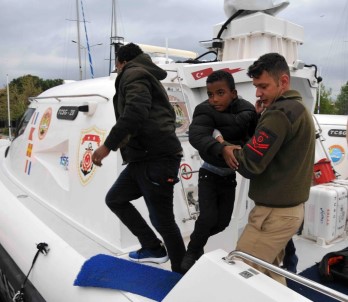 Çanakkale'de 28 Kaçak Göçmen Kurtarıldı