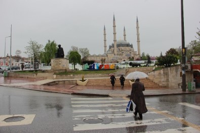 Edirne'de Sağanak Yağış Etkisini Sürdürüyor