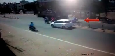 Kamyon Motosikleti Ezdi Açıklaması 2 Ölü, 1 Yaralı