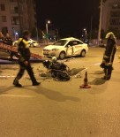 UĞUR MUMCU - Kırmızı Işıkta Geçip Otomobile Çarptı Açıklaması 1 Ölü, 1 Yaralı
