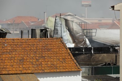 Lizbon'da Süpermarket Otoparkına Uçak Düştü