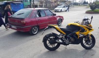 BURHAN KUZU - Motosiklet Otomobille Çarpıştı Açıklaması; 2 Yaralı