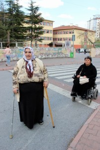 Kayseri'de İki Engelli Oy Kullanmakta Zorluk Yaşadı