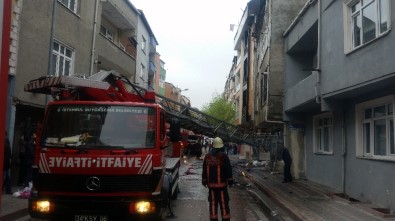 Sultangazi'de Korkutan Çatı Yangını