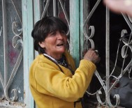 GECEKONDU - Çöplerini Vermemek İçin Kendini Kapıya Zincirledi