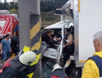 TEM Otoyolunda Sıkışmalı Trafik Kazası Açıklaması 1 Yaralı
