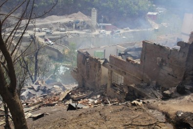 Artvin'de Tarihi Köyde Yangın