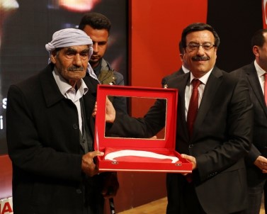 Başkan Atilla'dan Şehit Babasına Türk Bayrağı