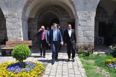 Kosova Kamu Yönetimi Bakanı Mahir Yagcilar, Sokullu Mehmet Paşa Külliyesi'ni Gezdi