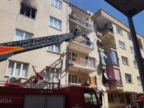 İTFAİYE MERDİVENİ - Manisa'da Bir Apartmanda Çıkan Yangında Korku Dolu Anlar Yaşandı