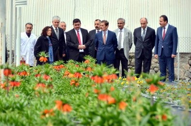 Vali Arslantaş, Bahçe Kültürleri Araştırma Enstitüsü Müdürlüğü'nü Ziyaret Etti