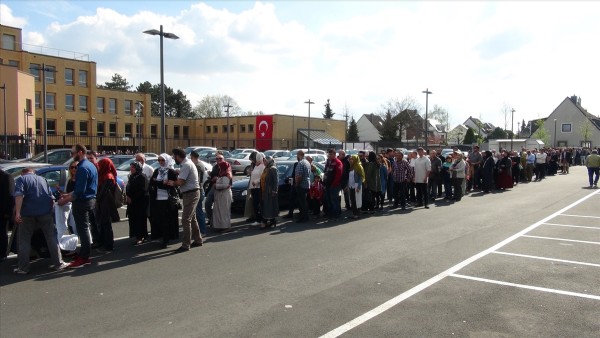 Almanya'daki sandıklarda uzun kuyruklar oluştu