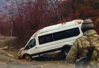 KAYGAN YOL - Elazığ'da Korucuları Taşıyan Minibüs Kaza Yaptı Açıklaması 8 Yaralı