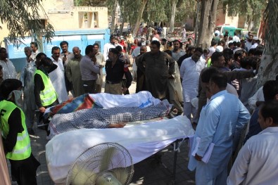 Pakistan'da bir türbe görevlisi 20 kişiyi bıçaklayarak öldürdü