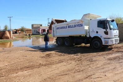 Akçakale'de Yağmur Suyu Biriken Alanlar Toprakla Kapatıldı