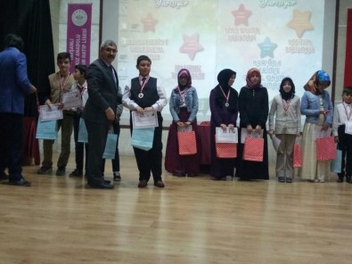 Kur'an-I Kerim Güzel Okuma Yarışması'nda Derece Elde Eden Öğrenciler Ödüllendirildi
