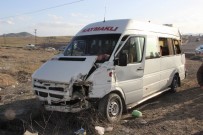 YOLCU MİNİBÜSÜ - Nevşehir'de Trafik Kazası Açıklaması 8 Yaralı