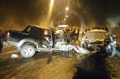 Tünelde İki Araç Kafa Kafaya Çarpıştı Açıklaması 3 Ölü, 3 Yaralı