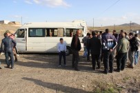 YOLCU MİNİBÜSÜ - Yolcu Minibüsü Kaza Yaptı Açıklaması 8 Yaralı