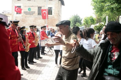 Bandoyla Göbek Atıp El Sanatları Festivali Açtılar