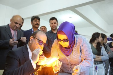 Başkan Özakcan, Ilıcabaşı Mahallesi'nde Mandrel Boncuk Tezgahının Başına Geçti