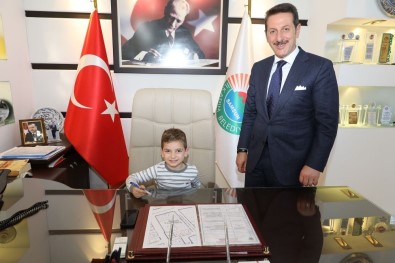 Başkan Tok, Koltuğunu Minik Çınar'a Devretti
