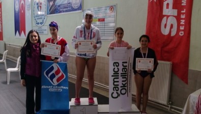 Çamlıca Okulları Öğrencileri Yüzme Yarışmalarını Dereceyle Tamamladı