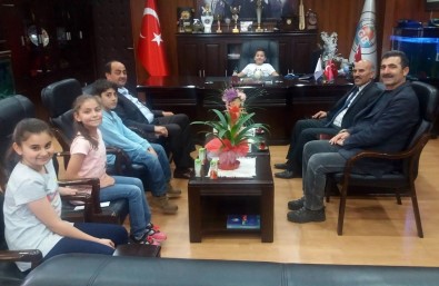 Demirtaş'ın Başkanlık Koltuğuna 4 Öğrenci Oturdu