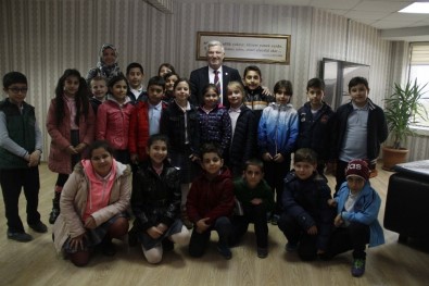İlkokul Öğrencileri Başkanvekili Özak'ı Ziyaret Etti